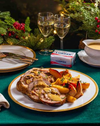 Χοιρινό ρολό με δαμάσκηνα, κάστανα και τυρί