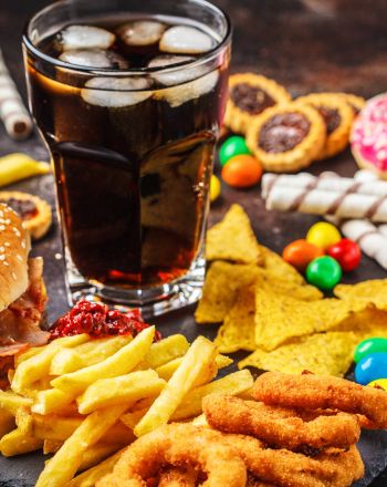 Υπερεπεξεργασμένα τρόφιμα: Tι είναι και ποιοι οι κίνδυνοι για την υγεία, σύμφωνα με τις έρευνες 