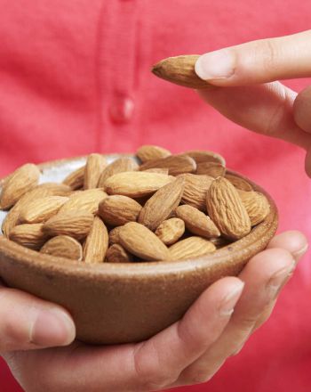 Αμύγδαλα: Οι ευεργετικές τους ιδιότητες για την υγεία, πόσα και πώς πρέπει να τα τρώμε 