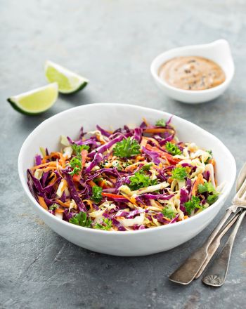 Coleslaw με dressing φυστικοβούτυρου