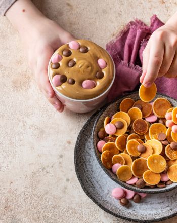 Dalgona coffee και mini pancakes: Πώς να συνδυάσεις τα δύο food trends στο πρωινό 