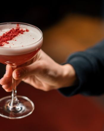 Dry January: Τι είναι και γιατί όλο και περισσότεροι λένε «όχι» στο αλκοόλ τον Ιανουάριο