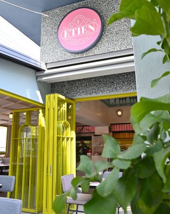 Etien Pizza Bar: Για Ναπολιτάνικη πίτσα με ελληνικές πινελιές στη Βούλα