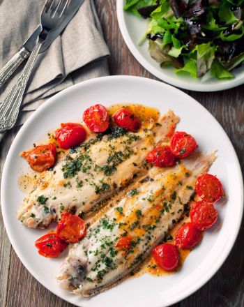 Ψάρι γλώσσα στο τηγάνι με ντοματίνια