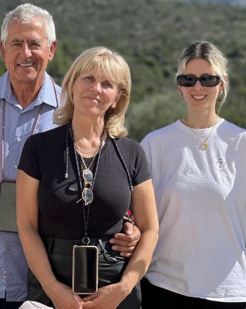 Οινοποιία Τσιμπίδη: Η οικογένεια πίσω από την αναβίωση του κρασιού της Μονεμβασιάς