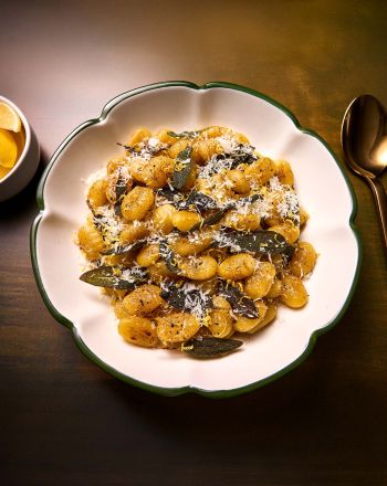 Νιόκι με καμένο βούτυρο και φασκόμηλο