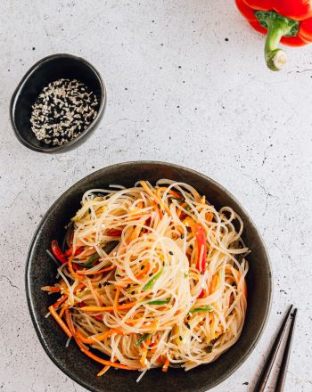 Σαλάτα funchoza με λαχανικά, noodles, σησαμέλαιο και σόγια σως