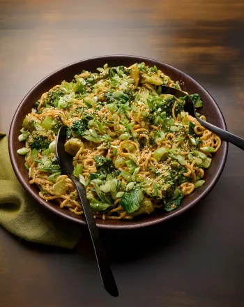 Σαλάτα με noodles, μπρόκολο και μποκ τσόι