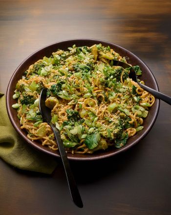 Σαλάτα με noodles, μπρόκολο και μποκ τσόι