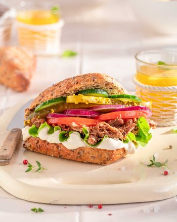 Ελαφρύ σάντουιτς με σιγομαγειρεμένο μοσχάρι (pulled beef)