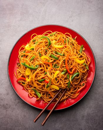Schezwan noodles με πολύχρωμες πιπεριές και πικάντικη σάλτσα