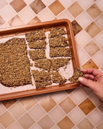 Μπάρα σοκολάτας με ταχίνι και δημητριακά