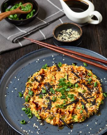 Okonomiyaki: Οι αλμυρές τηγανίτες με λάχανο της Ιαπωνίας