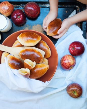 Τσουρεκάκια με γέμιση μήλου