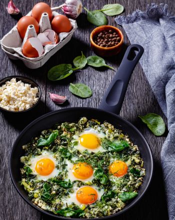 Χόρτα με αυγά στο τηγάνι