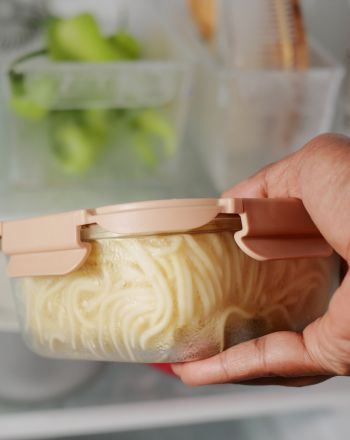 Είναι ασφαλές να αποθηκεύεις ζεστό φαγητό στο ψυγείο; 