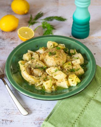 Αγκινάρες λαδερές με σελινόριζα, πράσα και πατάτα