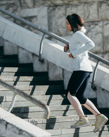 Ξέχνα το γυμναστήριο: Οι επιστήμονες λένε ότι οι σκάλες είναι η άσκηση που αλλάζει τη ζωή σου