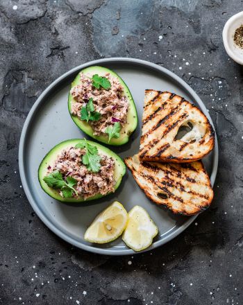 Αβοκάντο γεμιστό με τονοσαλάτα