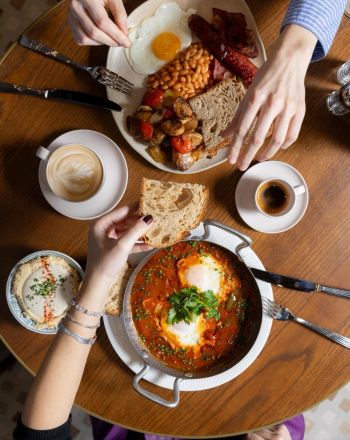 Benedict: Το νέο all day του κέντρου σερβρίρει πρωινό μέχρι το... απόγευμα