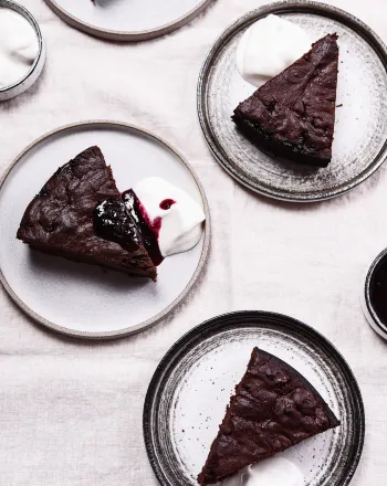 Brownies με μαρμελάδα φρούτα του δάσους και σαντιγί