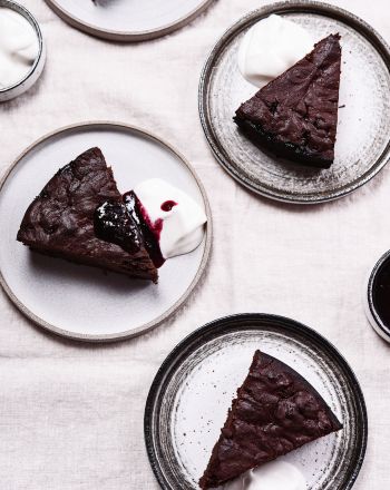 Brownies με μαρμελάδα φρούτα του δάσους και σαντιγί