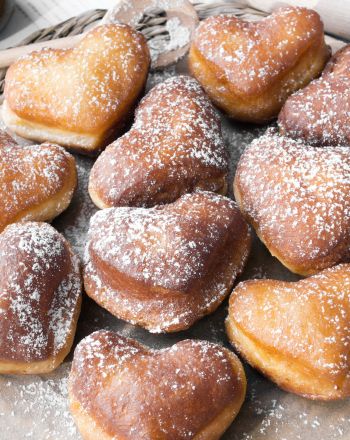 Ντόνατς κλασικά σε σχήμα καρδιάς για τον Άγιο Βαλεντίνο