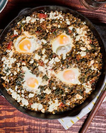 Αυγά με φακές, ντομάτα, σπανάκι και φέτα 