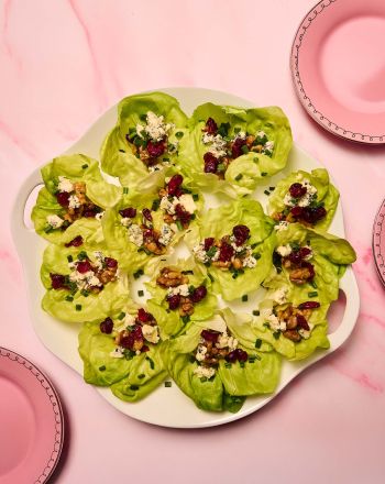 Φωλιές μαρουλιού με γκοργκονζόλα, καρύδια και κρανμπερι 