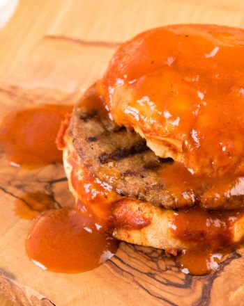 Islak Hamburger: Το «υγρό» μπέργκερ από την Κωσταντινούπολη που έγινε viral 