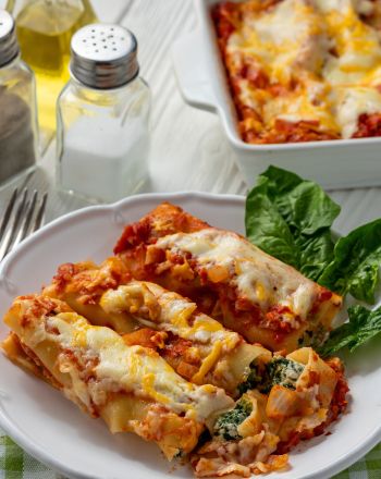 Κανελόνια με σπανάκι, ρικότα και κόκκινη σάλτσα