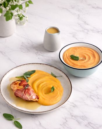 Κοτόπουλο με προσούτο, φασκόμηλο και πουρέ γλυκοπατάτας-καρότου