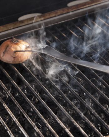 Γιατί αξίζει να περάσεις μισό κρεμμύδι από το καυτό γκριλ