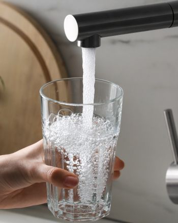 Εμφιαλωμένο νερό ή βρύσης; Ποια είναι η καλύτερη επιλογή; 