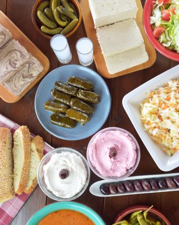 Πώς να οργανώσεις το σαρακοστιανό τραπέζι και 5 νηστίσιμα ντιπ που κάνουν τη διαφορά