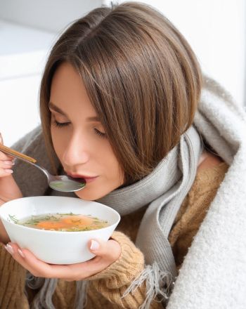 Πρέπει να τρως όταν έχεις πυρετό; Τι λένε οι ειδικοί