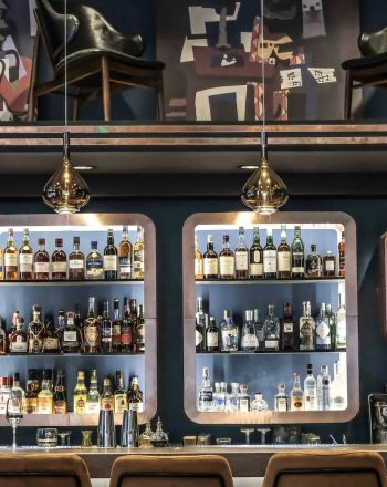 Amber: Ένα λονδρέζικης αισθητικής μπιστρό στην καρδιά της Αθήνας