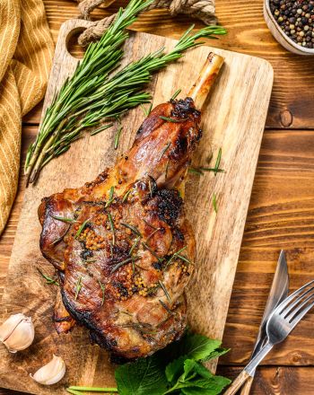 Αρνίσιο μπούτι στο φούρνο μαγειρεμένο με βότανα