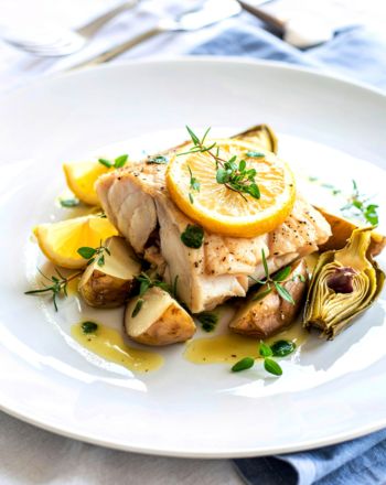 Μπακαλιάρος λεμονάτος με πατάτες και αγκινάρες