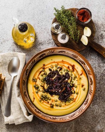 Φάβα παντρεμένη με καραμελωμένα κρεμμύδια και κάπαρη