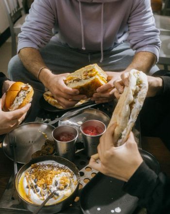 F*ckin’ Fine: Η νέα άφιξη στην πλατεία Αγίων Θεοδώρων