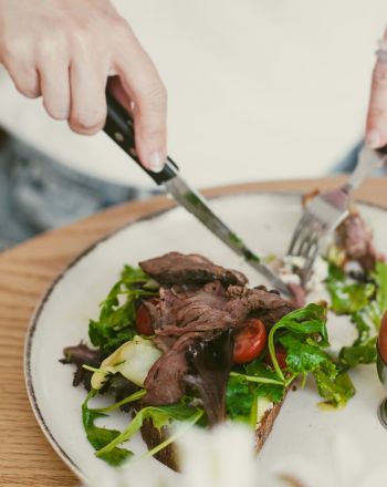 Όσοι τρώνε περισσότερο κρέας ζούνε μέχρι τα 100, υποστηρίζει νέα μελέτη