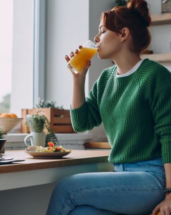Τελικά μήπως ο χυμός πορτοκαλιού δεν βοηθά στο κρυολόγημα; Τι λέει καθηγητής ανοσολογίας του Imperial College London