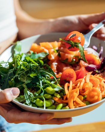 Η πρωτεΐνη δεν είναι το παν: Ο καθοριστικός ρόλος των βιταμίνων και των μετάλλων στη διατροφή