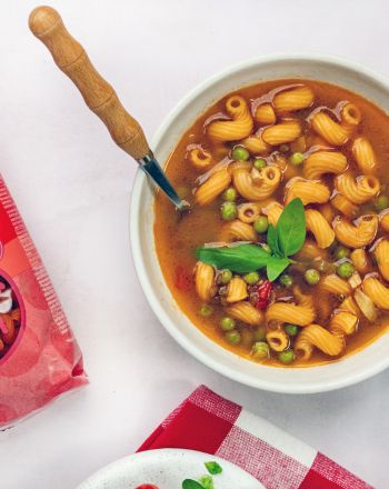 Ανοιξιάτικο μινεστρόνε με στριφτόνι με τομάτα, φακές και λαχανικά