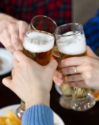 Ο σωστός τρόπος σερβιρίσματος της μπίρας - από τη θερμοκρασία μέχρι το ποτήρι