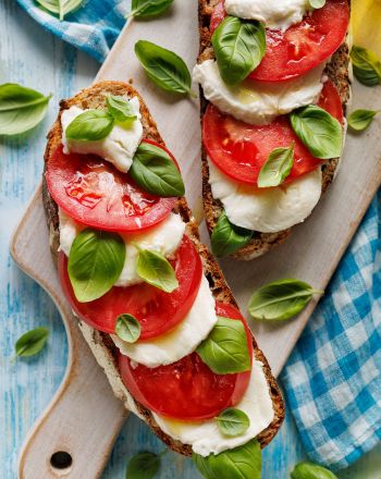 Μπρουσκέτα με ντομάτα και μοτσαρέλα