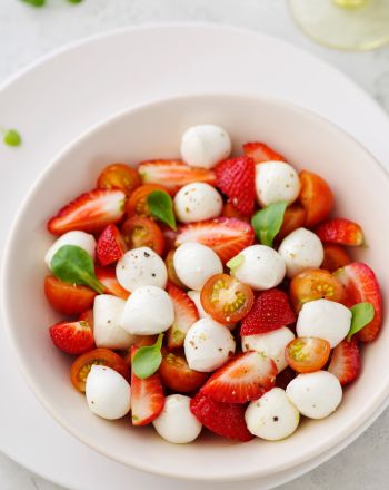 Σαλάτα με φράουλες, ντοματίνια και μοτσαρέλα