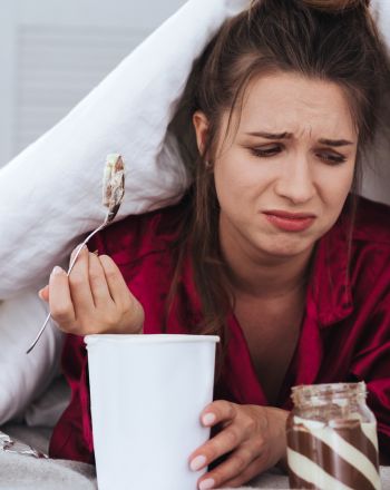 Τι λένε οι ειδικοί για τη συναισθηματική πείνα και τη διατροφή που λειτουργεί ως «καταφύγιο»