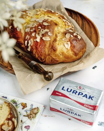 Εύκολο τσουρέκι χωρίς ζύμωμα